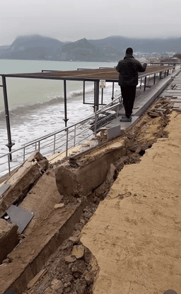 У Судаку шторм зруйнував частину набережної