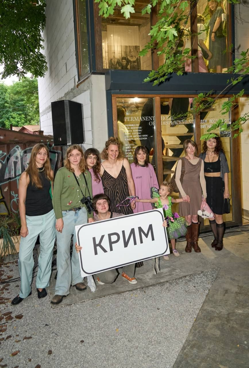 «Дім постійного вигнання»: у Києві відкрилася виставка про пам’ять, втрату та сучасне кримськотатарське мистецтво